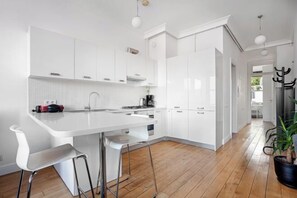 Iron/ironing board, cribs/infant beds - NOA - Tatar Beyi 18 (Istanbul)