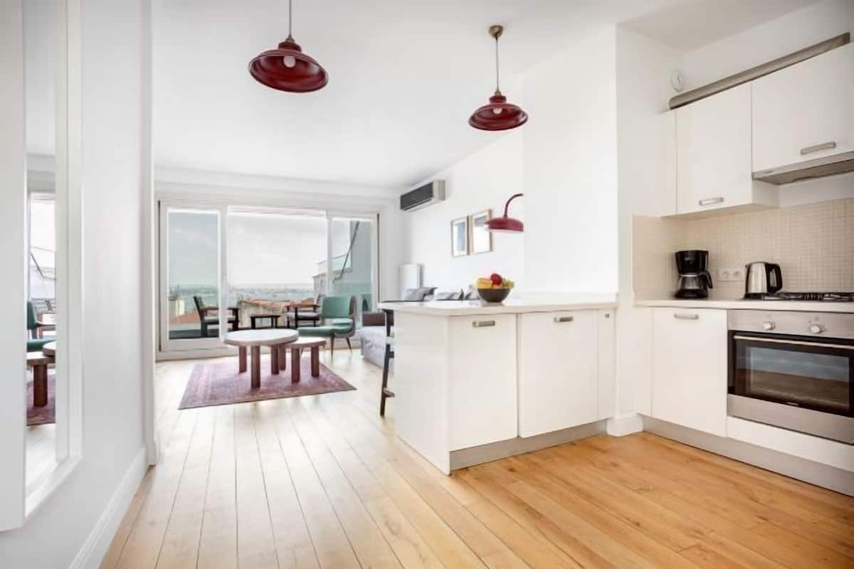 Iron/ironing board, cots/infant beds