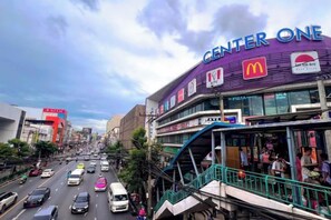 A multi-story shopping center with a McDonald's and a pizza place on the ground floor. - uouRangnamHouse (Bangkok)