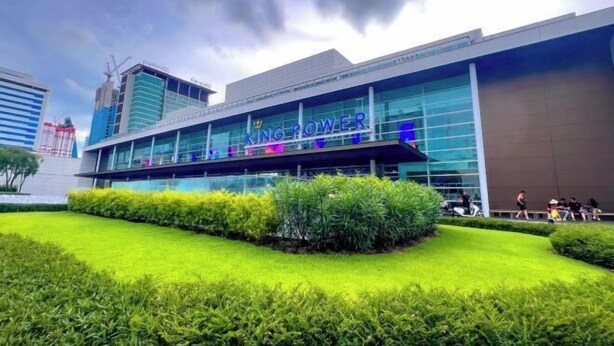 A modern building with a sign reading "KING POWER". - uouRangnamHouse (Bangkok)
