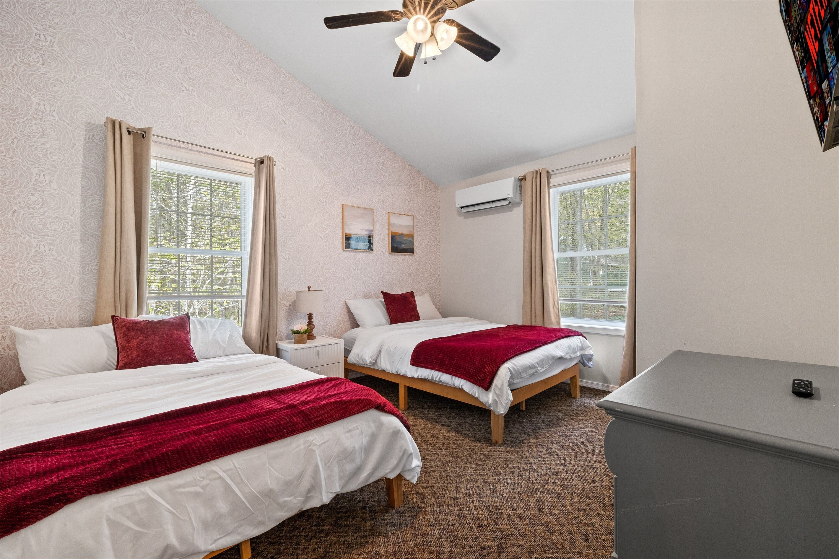 3 間睡房、書桌、熨斗/熨衫板、可攜式嬰兒床