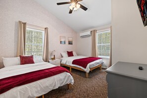 3 slaapkamers, een bureau, een strijkplank/strijkijzer, reisbedje