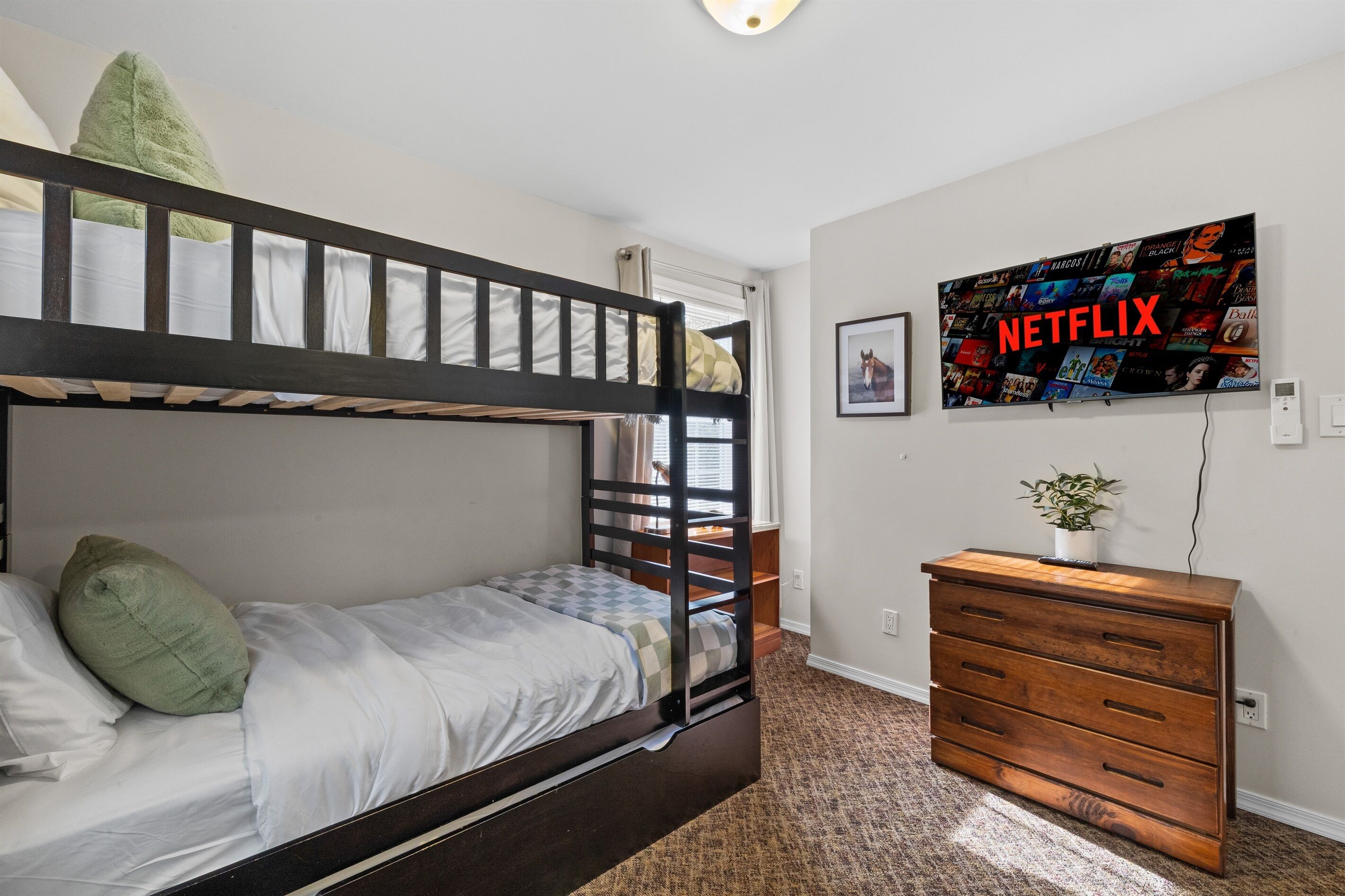 3 sovrum, skrivbord, strykjärn/strykbräda och resesäng