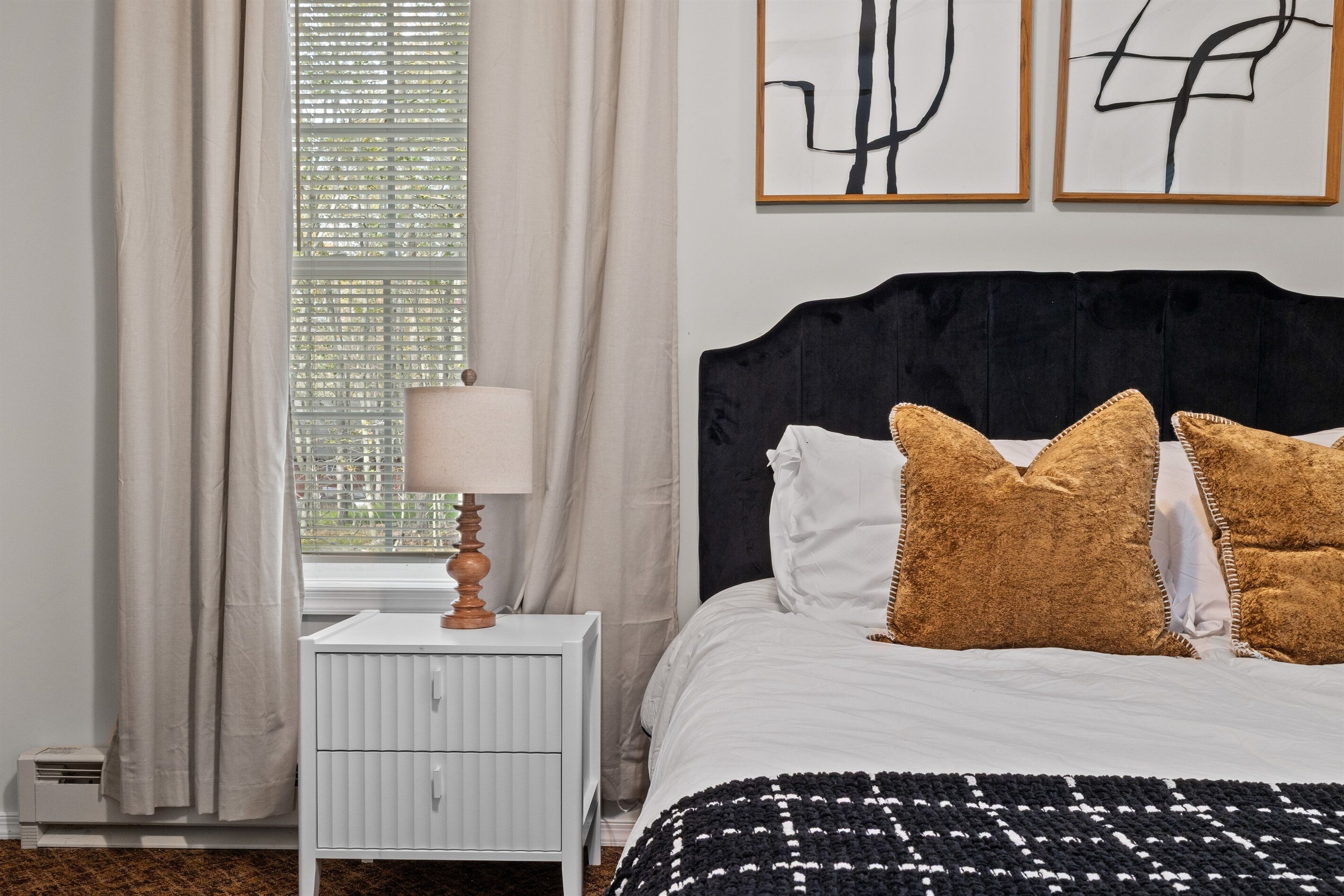 3 habitaciones, escritorio y tabla de planchar con plancha 