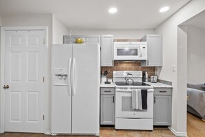 Geladeira, micro-ondas, fogão, cooktop