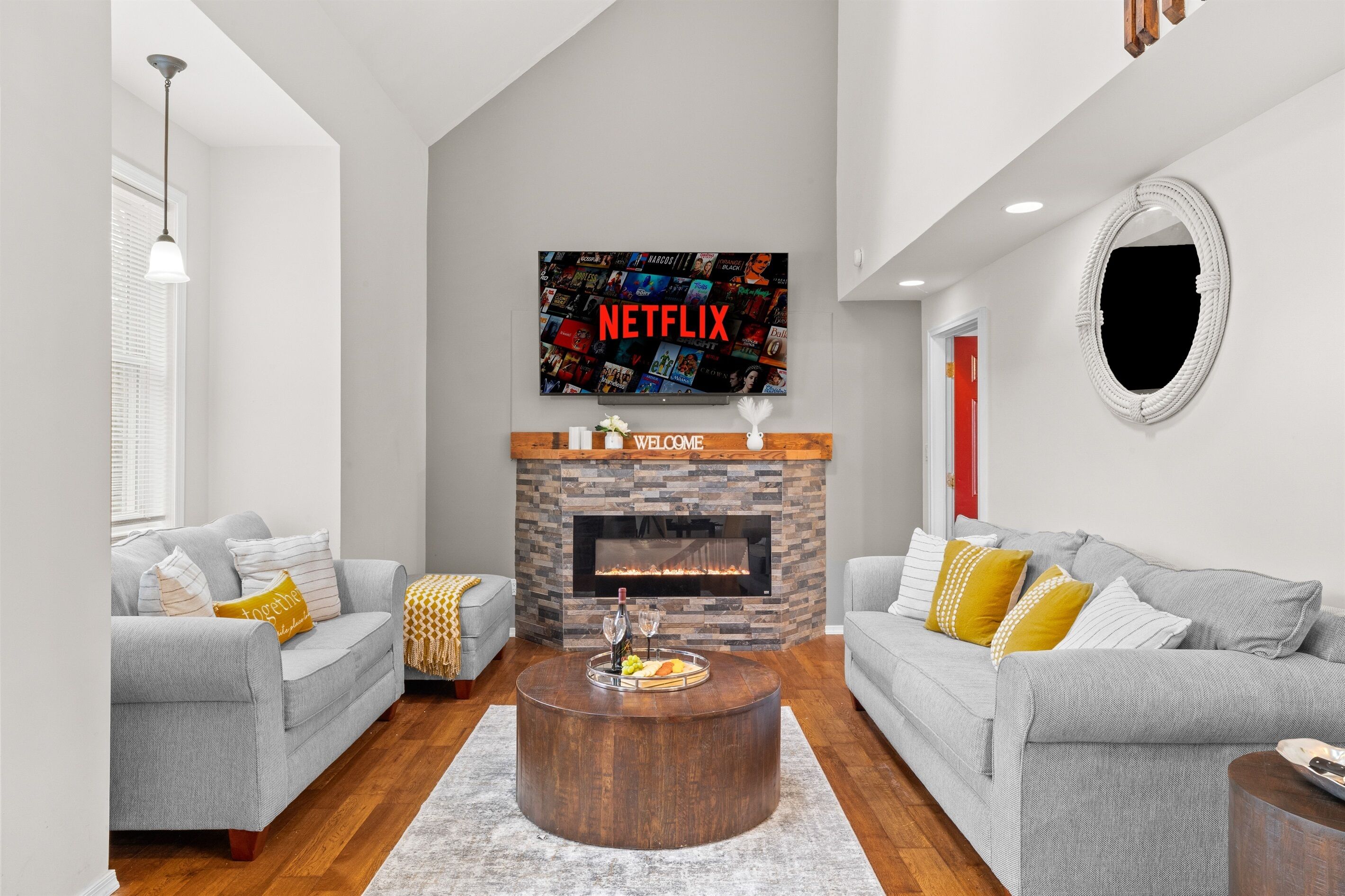 Smart TV, chimenea, futbolito y tenis de mesa 