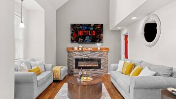 スマートテレビ、暖炉、テーブルサッカー台、卓球台