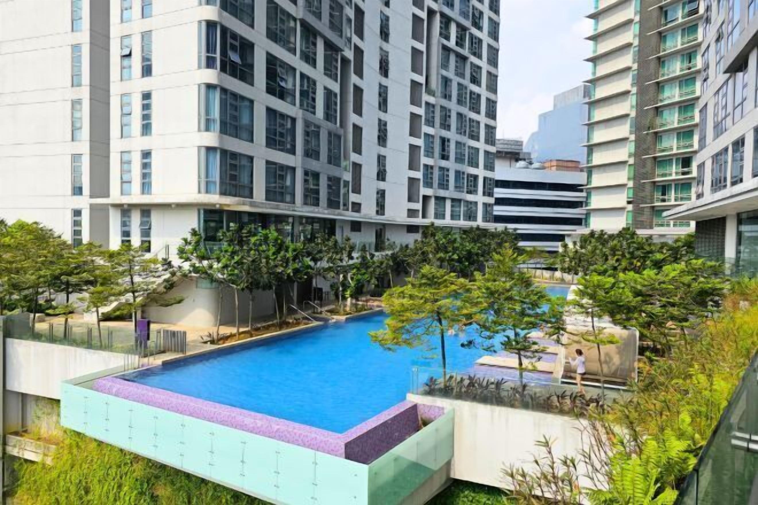 สระว่ายน้ำกลางแจ้ง