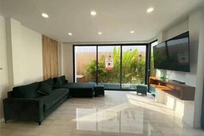 Room - Pattaya four bedroom pool Villa [15 minutes drive to Pattaya Beach + near Jomtien Night Market] (Pattaya)