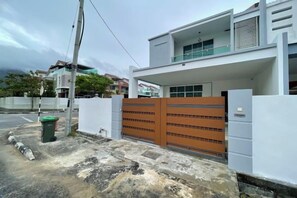 Unclassified image, 4 of 6, button - Spacious Home with Private Swimming Pool in Langkawi by Zervin (Langkawi)