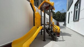 Ein Spielbereich für Kinder mit Rutsche und Treppe.