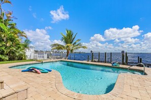 A heated pool - Combined Fun & Luxury at Epic Coastal Retreat - The Grand Riviera - Roelens (Cape Coral)