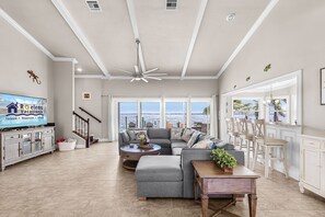 Smart TV - Combined Fun & Luxury at Epic Coastal Retreat - The Grand Riviera - Roelens (Cape Coral)