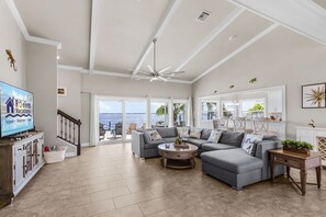 Smart TV - Combined Fun & Luxury at Epic Coastal Retreat - The Grand Riviera - Roelens (Cape Coral)
