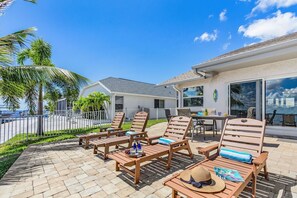 Outdoor dining - Combined Fun & Luxury at Epic Coastal Retreat - The Grand Riviera - Roelens (Cape Coral)