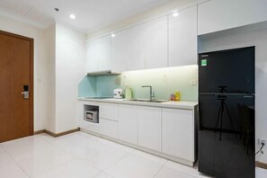 Private kitchen - Cozy Haven Apartment - Vinhomes Central Park (Ho Chi Minh City)
