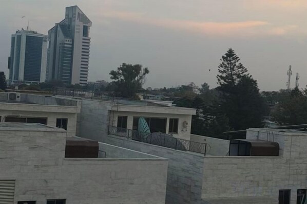 Un paisaje urbano con edificios modernos y un cielo despejado.