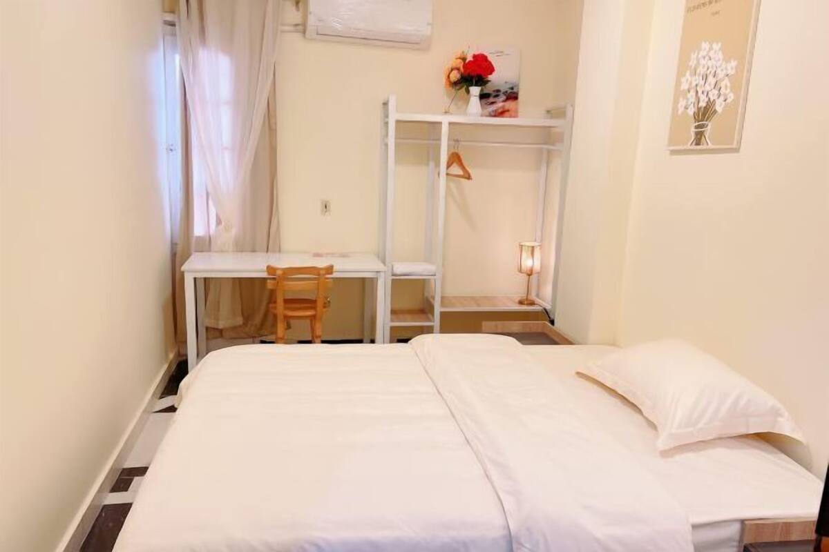 Una camera da letto con un letto, una scrivania e una sedia.