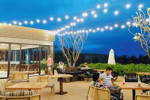 Outdoor dining - Wyndham Cam Ranh Villas (Cam Lam District)