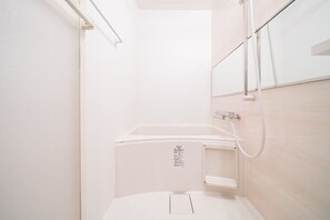 Haartrockner, Bidet, Handtücher, Seife