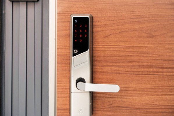 A modern door with a numeric keypad lock and a handle. - Waseda Star 101. New interior! For your stay in Tokyo, stay at the Waseda Star, 2 minutes from Waseda Station in Shinjuku-ku! (新宿区早稲田町)
