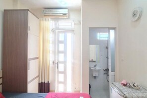 A room with a bed, wardrobe, and a bathroom with a sink and mirror. - The Owl Town 2 - Cosy Homestay Nearly Bui Vien Ewlaking Street (Ho Chi Minh City)