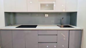 Una cocina moderna con encimera, fregadero y armarios.