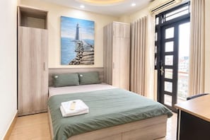 A bedroom with a bed, a wardrobe, a painting, and a window. - The Owl Town 2 - Cosy Homestay Nearly Bui Vien Ewlaking Street (Ho Chi Minh City)