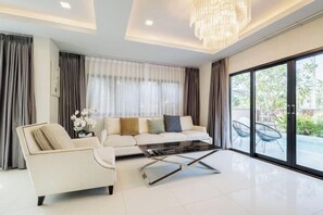 Room - Pattaya Holiday Villa (Venice Single Villa)【8 minutes drive to floating market + swimming pool】 (Pattaya)