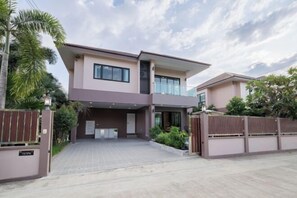Exterior - Pattaya Holiday Villa (Venice Single Villa)【8 minutes drive to floating market + swimming pool】 (Pattaya)