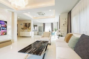 Room - Pattaya Holiday Villa (Venice Single Villa)【8 minutes drive to floating market + swimming pool】 (Pattaya)