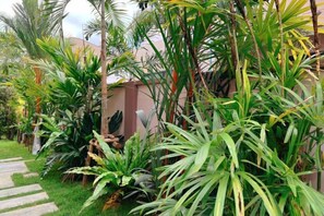 A garden with various plants and a stone pathway. - Pattaya Holiday Villa (Venice Single Villa)【8 minutes drive to floating market + swimming pool】 (Pattaya)