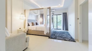 Un dormitorio moderno con una cama con dosel, una mesita de noche, una silla y un ventanal grande.