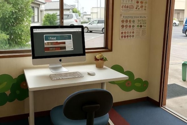 A computer desk with a monitor, keyboard, and mouse. - Mt.Fuji Homestay Leoya (Fuji)
