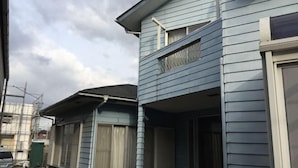 A two-story house with a covered porch and a fenced yard. - Mt.Fuji Homestay Leoya (Fuji)