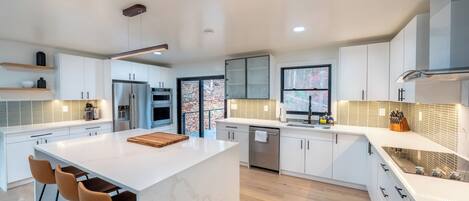 Réfrigérateur, micro-ondes, four, plaque de cuisson