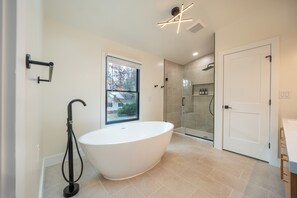 Douche, sèche-cheveux, serviettes fournies, savon