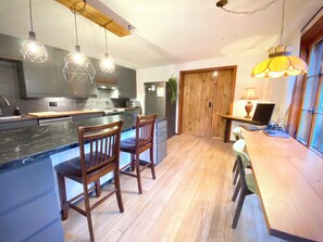 Microwave, oven, stovetop, dishwasher - Your own private park in a paradise 4 en suite bedroom house in Mont-Tremblant. (Mont-Tremblant)