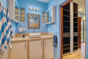 Een douche, een bidet, handdoeken, shampoo