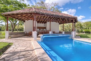 Una piscina al aire libre