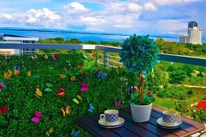 View from property - Ocean Suites at One Pacific Residence - Mactan Newtown (Lapu-Lapu City)