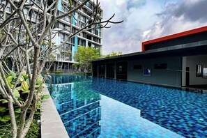 حمام سباحة داخلي