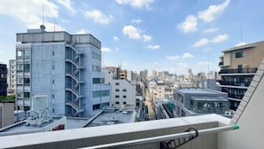 Eine Skyline mit modernen Gebäuden, blauem Himmel und Blick auf die Stadt.