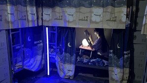 A room with a bed, a desk, and a chair. There is a curtain with a bear design. - Orange Home Vacation (Dubai)