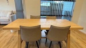 Un comedor con una mesa de madera y cuatro sillas.