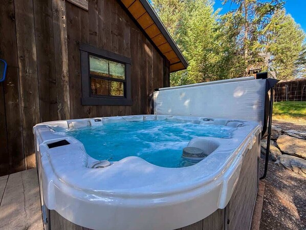 Outdoor spa tub