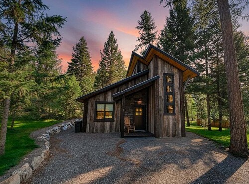 Bison Ridge Cabin #2 | Pet Friendly | 3BR Getaway w/ Hot Tub, Fire Pit & Grill | Sleeps 8!