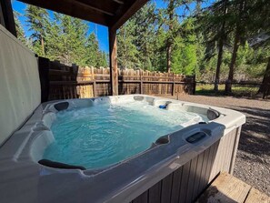 Outdoor spa tub - Bison Ridge #4 | Pets Welcome | Hot Tub & Fire Pit (Whitefish)