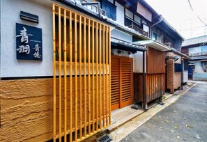 Unclassified image, 4 of 18, button - AOU･SEITOKKU (Osaka)