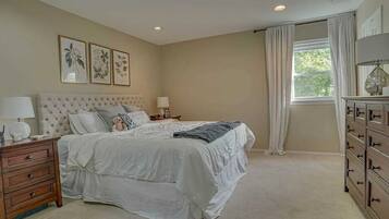 4 bedrooms, iron/ironing board, Internet, bed sheets
